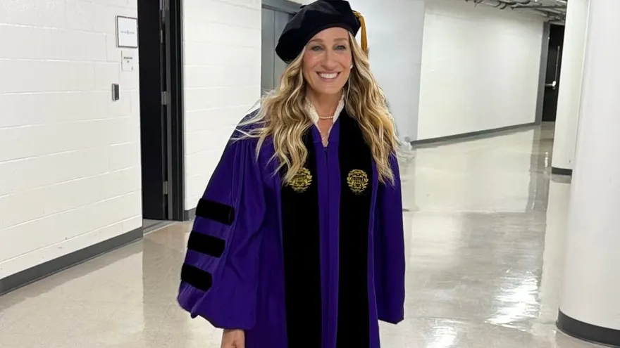 La actriz Sarah Jessica Parker en su graduación de doctorado