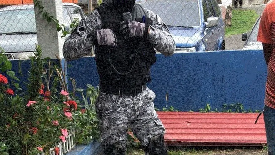 Policía Nacional aprehende a dos sujetos con 30 paquetes de droga en la Avenida de los Mártires