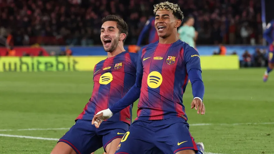Ferran Torres (i) y Lamine Yamal celebran durante el partido entre Barcelona y Athletic Club de Bilbao