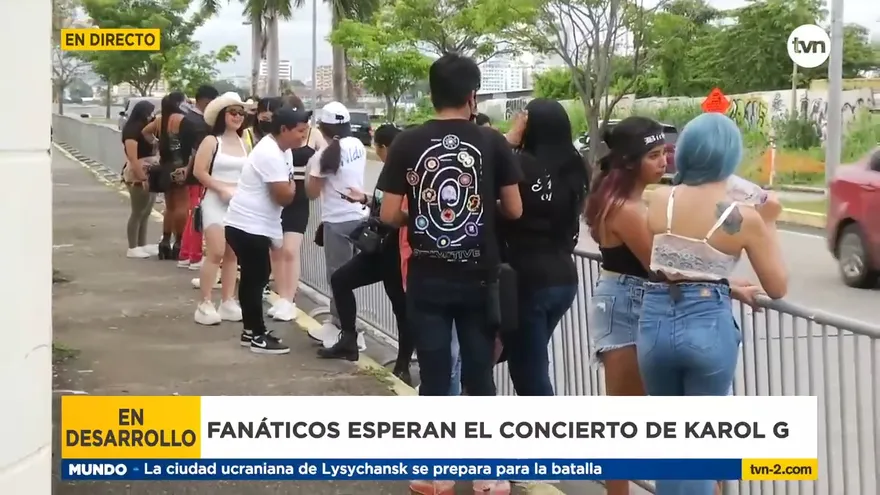 Fanáticos acuden al concierto de Karol G