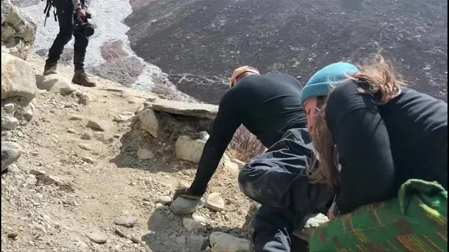 Un parapléjico australiano llega al campo base del Everest