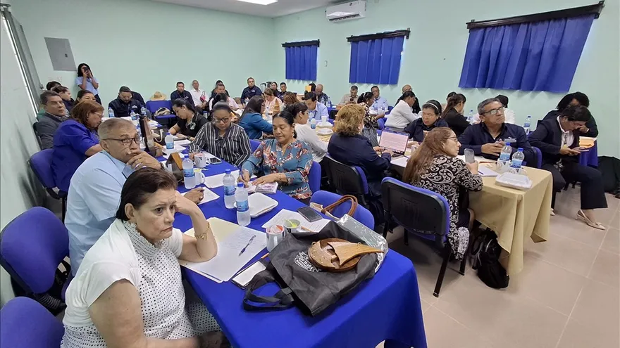 Orientan a directivos de centros educativos de Coclé sobre sus responsabilidades ante posibles delitos contra menores