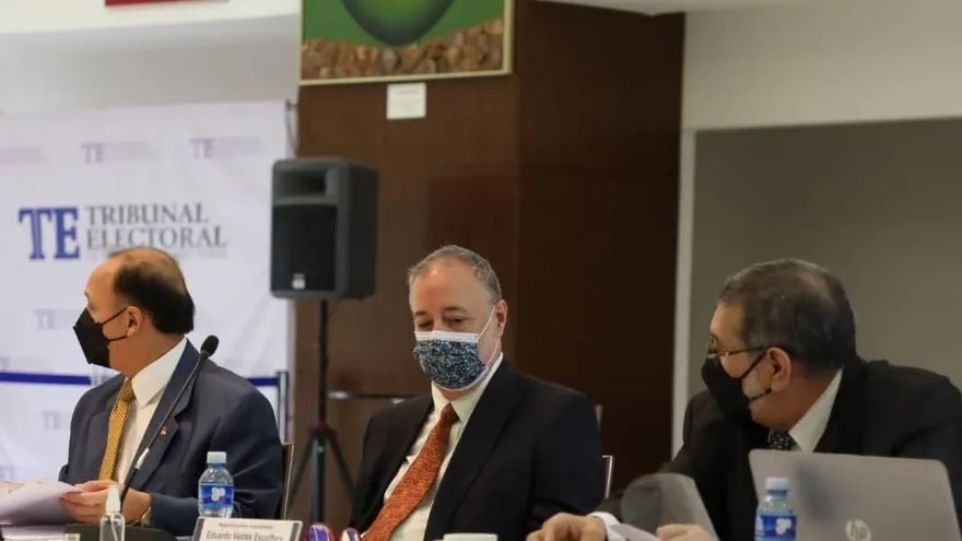 Magistrados del Tribunal Electoral en la mesa técnica.
