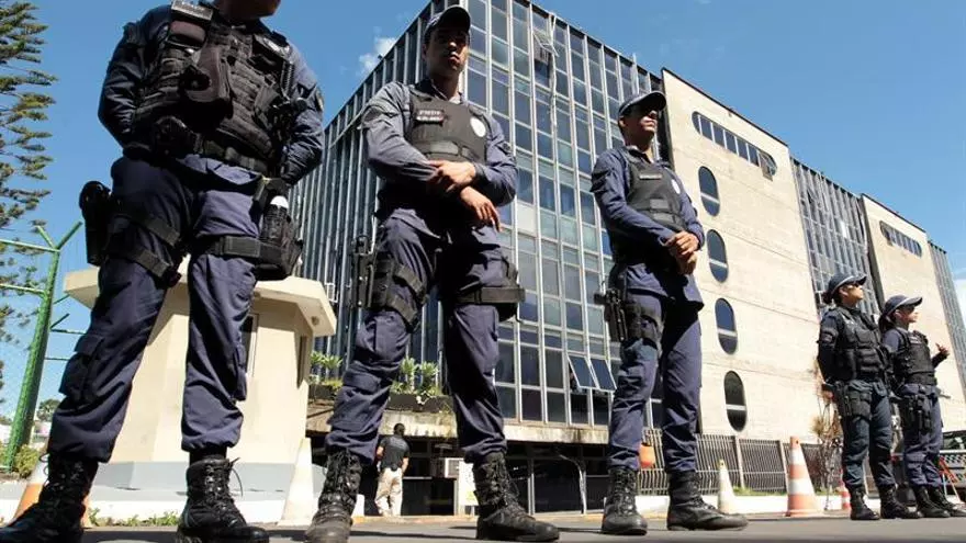 Policías brasileños custodian el edificio de la Corte del Distrito 10, lugar donde el expresidente brasileño Luiz Inácio Lula da Silva comparece ante un tribunal hoy, martes 14 de marzo de 2017, en Brasilia (Brasil).