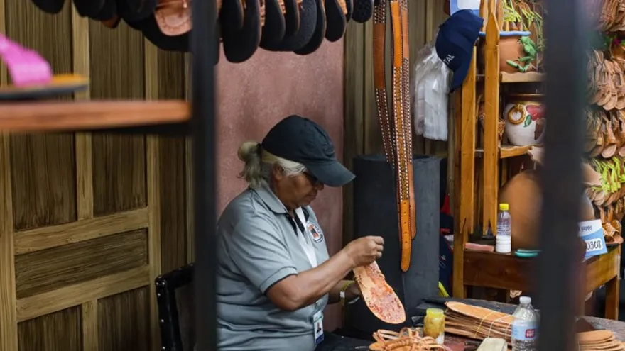 Imagen de uno de los artesanos que participó en la Feria Nacional de Artesanias.