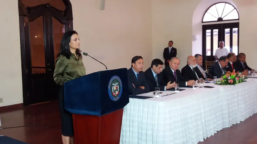 La canciller, junto a los integrantes de la Comisión.