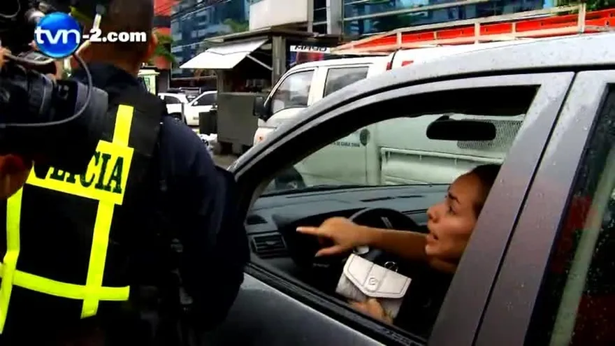 Conductores tiran sus autos a docentes en calle 50