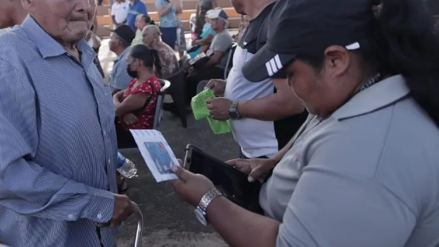 Entrega de tarjeta clave social