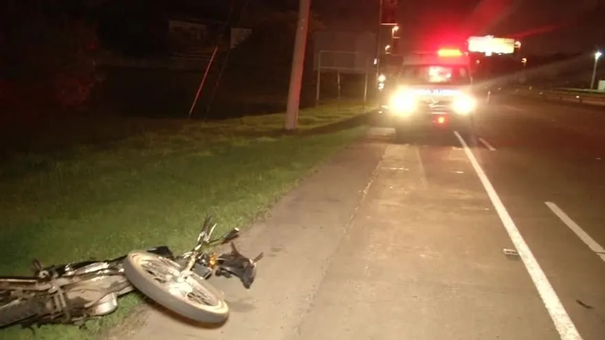 Motorizado colisiona con un auto