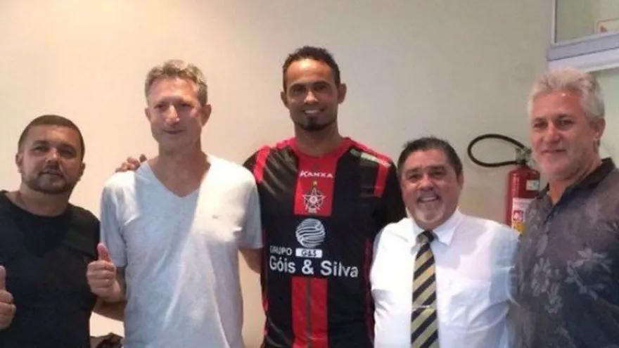 Bruno Fernandes (c) en su presentación como jugador del Boa Esporte