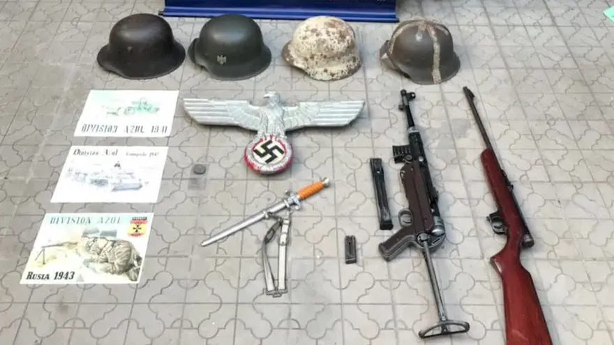 Decomisan en Argentina objetos con simbología nazi