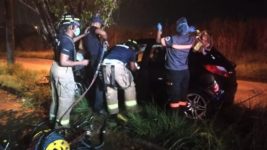Mujer quedó atrapada dentro de su vehículo tras chocar contra árbol en Colón. Foto/Vía @lanoticia507