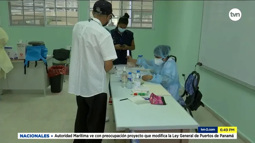 Pacientes con enfermedades crónicos esperan ser vacunados
