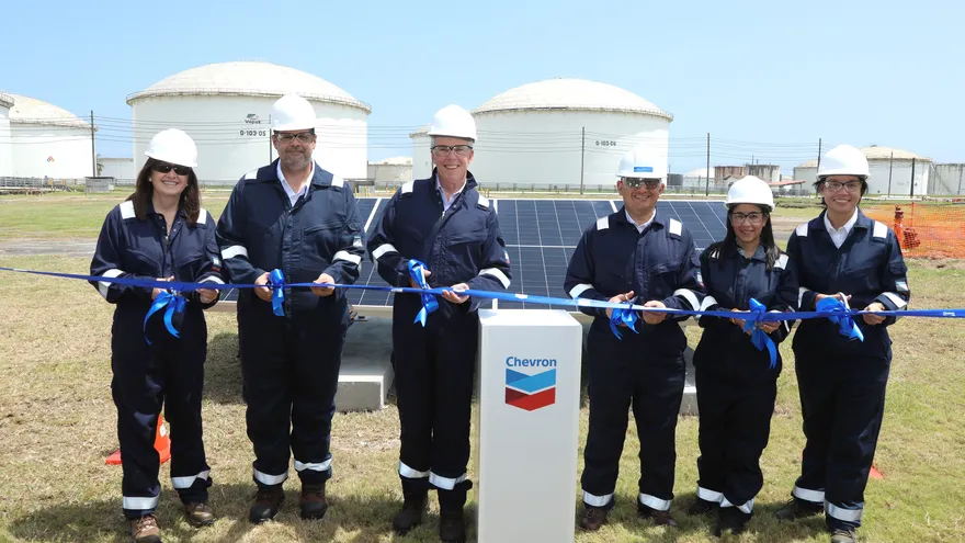 La ceremonia se llevó a cabo durante una visita institucional que contó con la participación de Mike Vomund, Vice President, Fuels Sales de Chevron