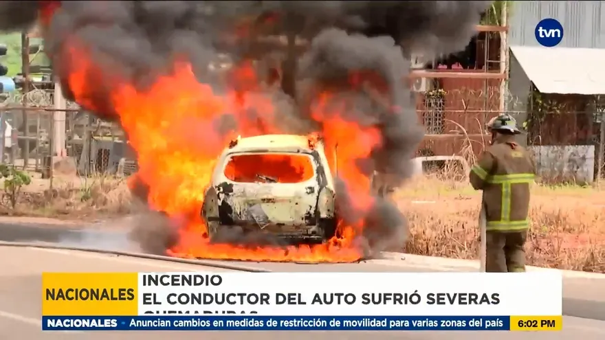Auto se incendia en plena calle
