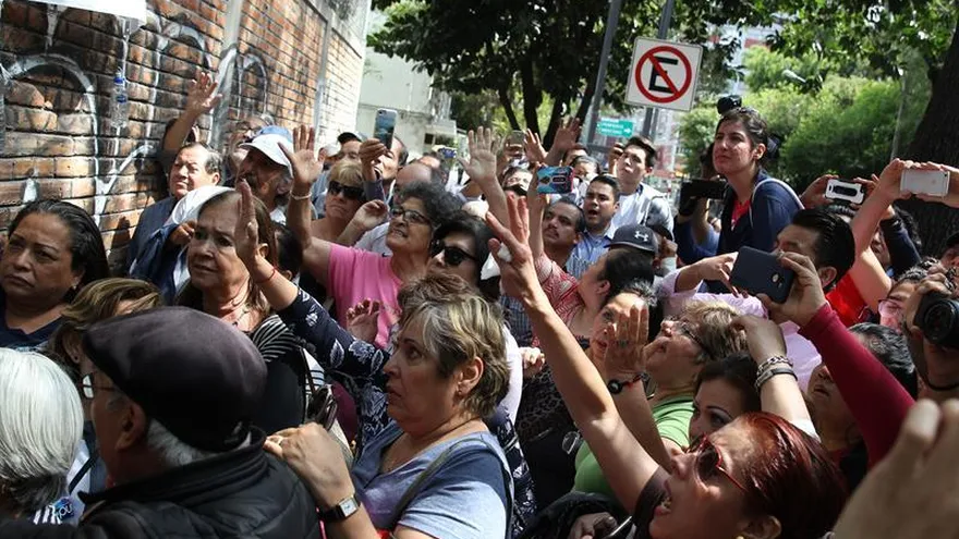 Ciudadanos protestan a las afueras de una casilla por falta de boletas electorales hoy, domingo 1 de julio de 2018, en Ciudad de México (México).