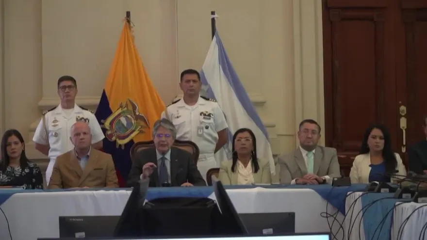 Ecuador cambia jefes de FFAA y prisiones en medio de crisis carcelaria