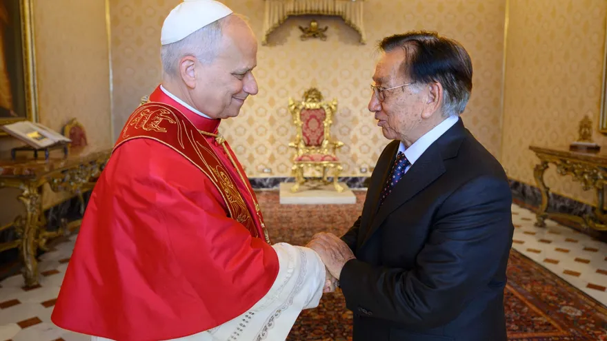 El papa León XIV y el presidente interino de Perú, José María Balcázar