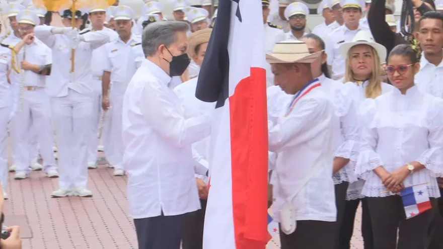 Con la izada de la bandera nacional iniciaron los actos del 4 de noviembre
