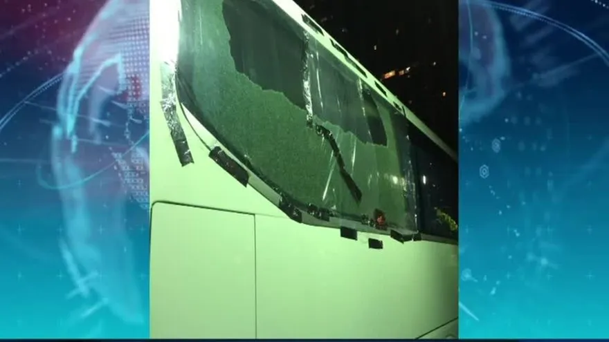 Rompen vidrio a autobús de turistas franceses