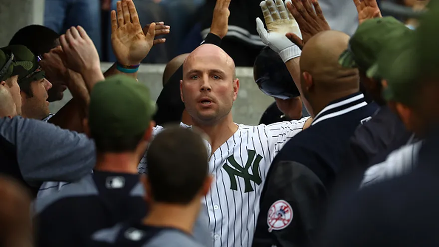 Matt Holliday es felicitado tras batear un jonrón de dos carreras