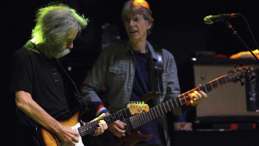 Los exintegrantes de Grateful Dead Bob Weir (i) y Phil Lesh (d)