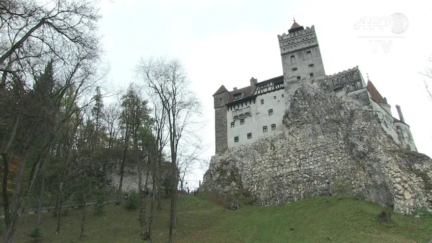 Dos turistas pasan noche de Halloween en el castillo de Drácula