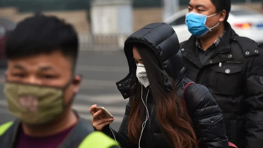 Ciudadanos de Beijing llevan máscaras para poder respirar, tras la peor contaminación del año, con partículas peligrososas que sobrepasan 20 veces los niveles saludables.