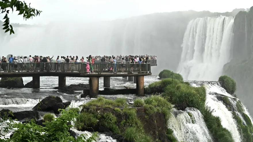 Un grupo de turistas visita las cataratas del Iguazú