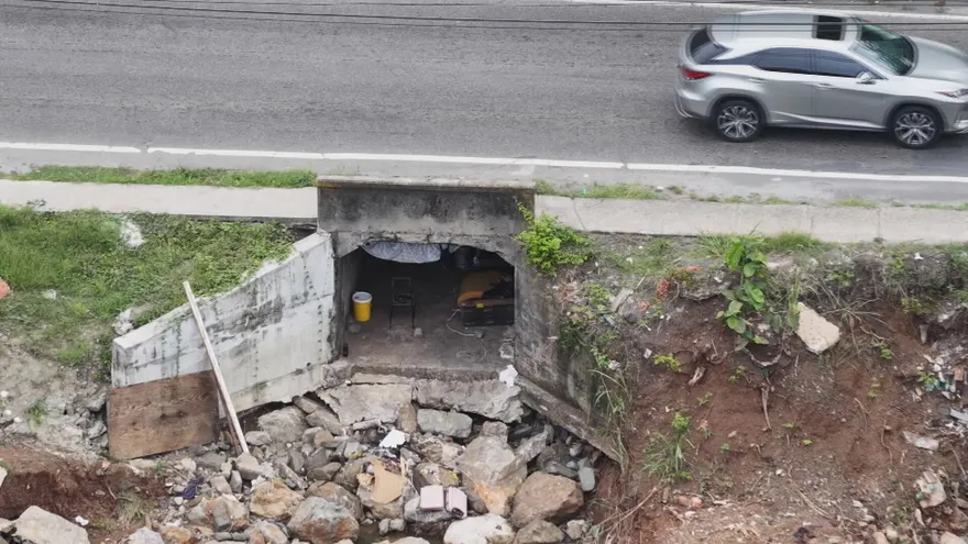 Un área convertida en vivienda por un habitante de calle