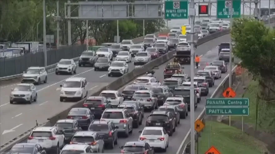 Varios vehículos en la capital