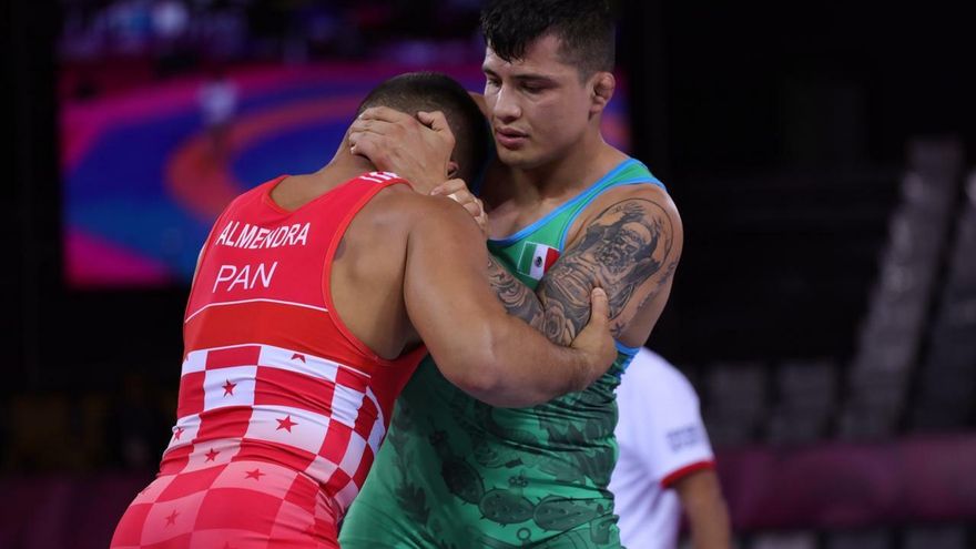 Alvis Almendra durante su combate con el mexicano Alfonso Leyva