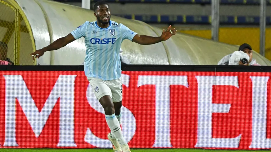 Azarías Londoño atacante de Universidad Católica de Ecuador