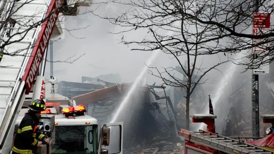 Bomberos trabajan para extinguir el fuego de un edificio en Nueva York.