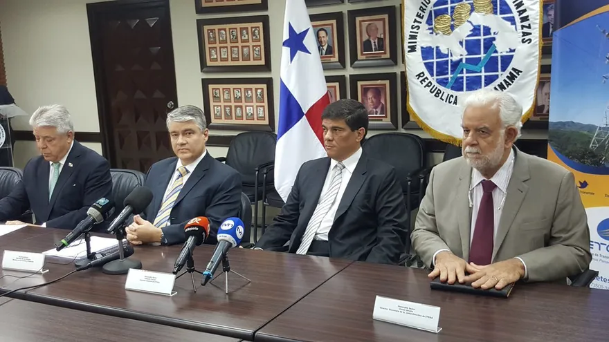 En la imagen: Ministro de Economía y Finanzas, Dulcidio De La Guardia (i); el nuevo gerente de Etesa, Gilberto Ferrari (c), y el secretario de Energía, Víctor Urrutia (d).