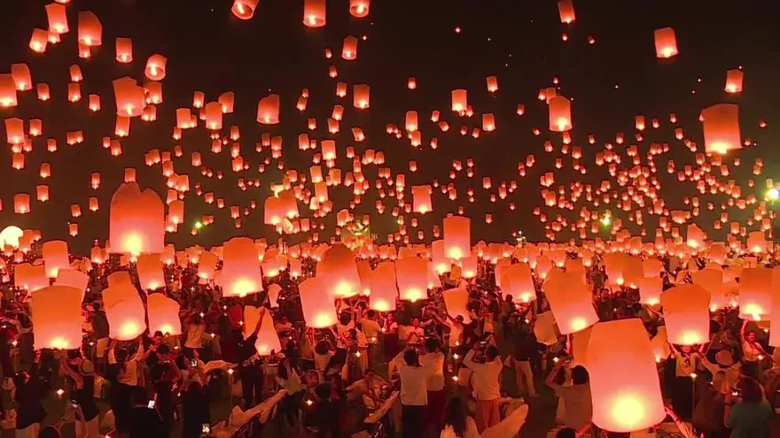 Festival de la linterna ilumina los cielos de Tailandia