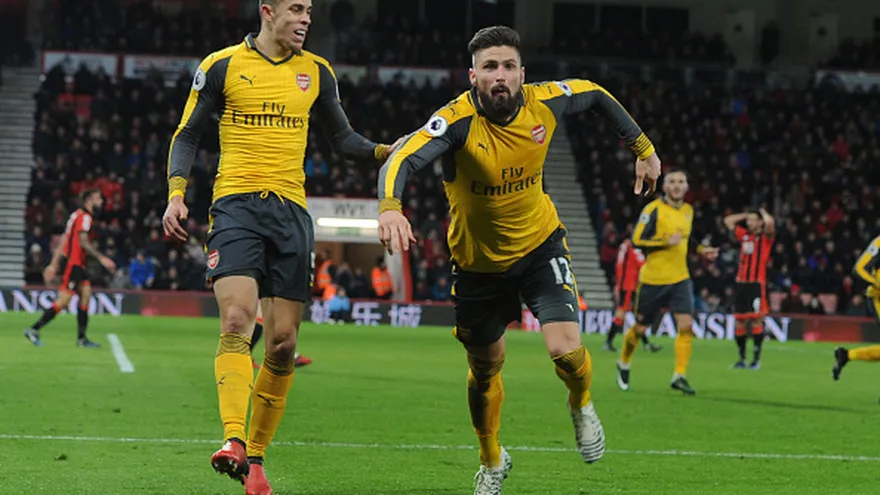 Oliver Giroud (d) concretó el gol del empate definitivo por el Arsenal