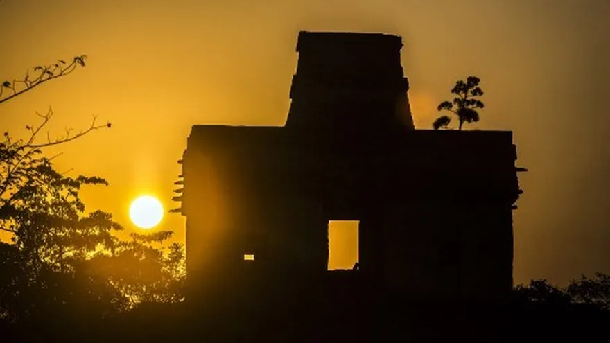 Vista del sol detrás del Templo de las Siete Muñecas en el sitio arqueológico maya de Dzibilchaltun, en Mérida, estado de Yucatán