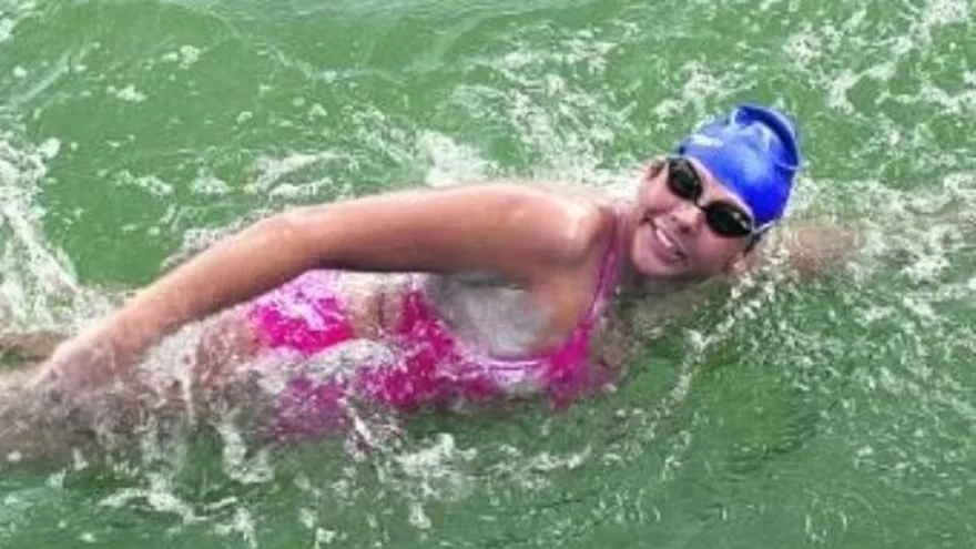 Australiana nada para cruzar el Estrecho de Florida