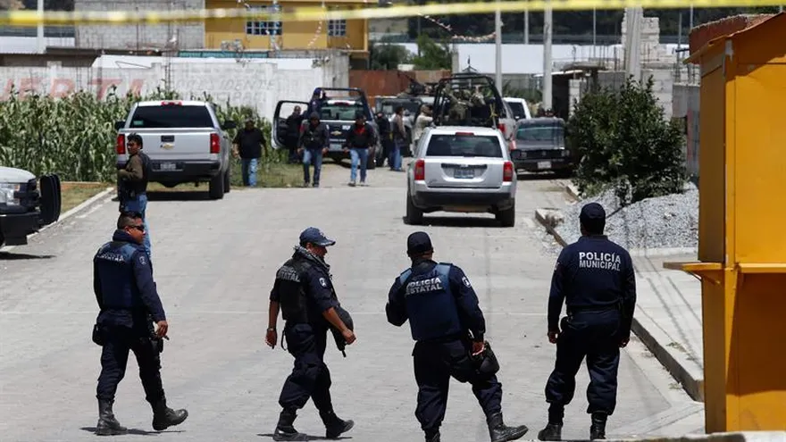 Cinco personas fueron asesinadas, descuartizadas y sus cuerpos arrojados en la vía publica en el oriental estado mexicano de Veracruz, sumido en una espiral de violencia en los últimos meses, informaron hoy las autoridades.