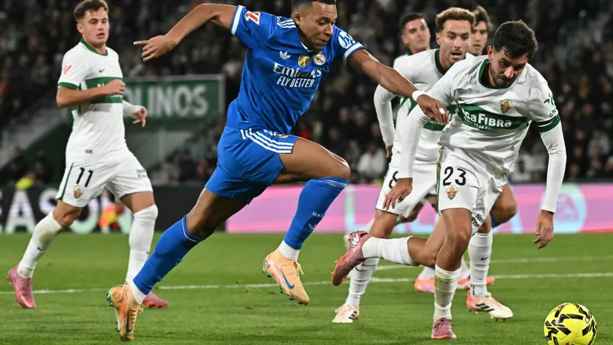 Kylian Mbappé es seguido de cerca por Víctor Chust durante el partido entre Real Madrid y Elche