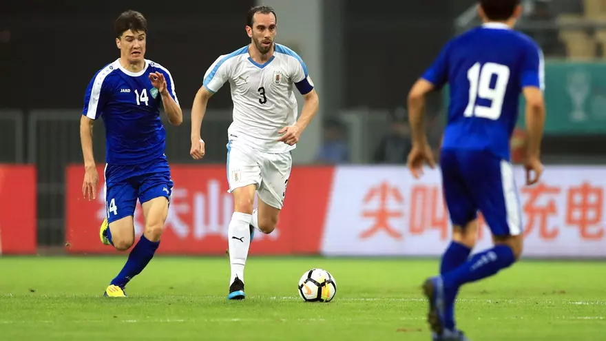 Godín, el hombre récord celeste, comanda a Uruguay en final de China Cup