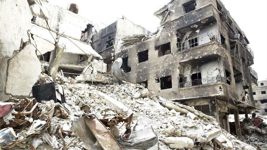Vista general que muestra los escombros de un campo de refugiados en Siria.