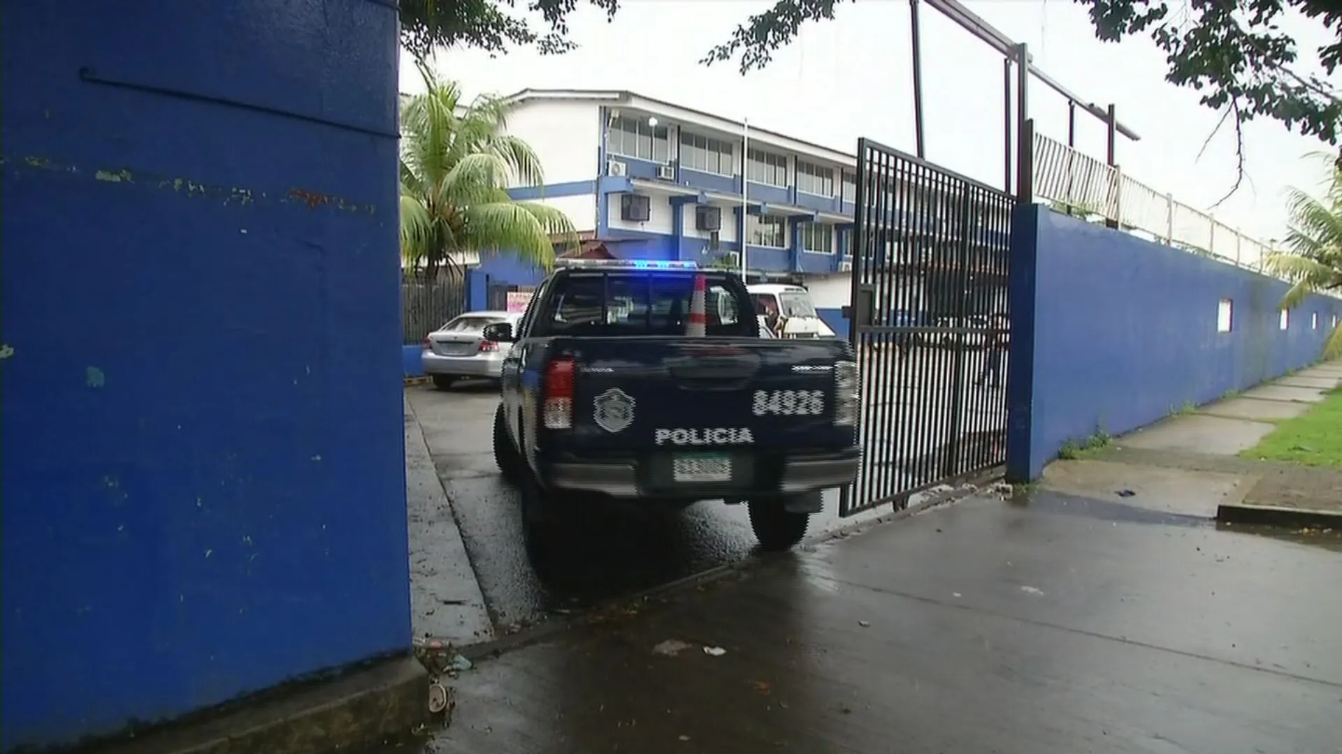 Patrulla ingresa a colegio.