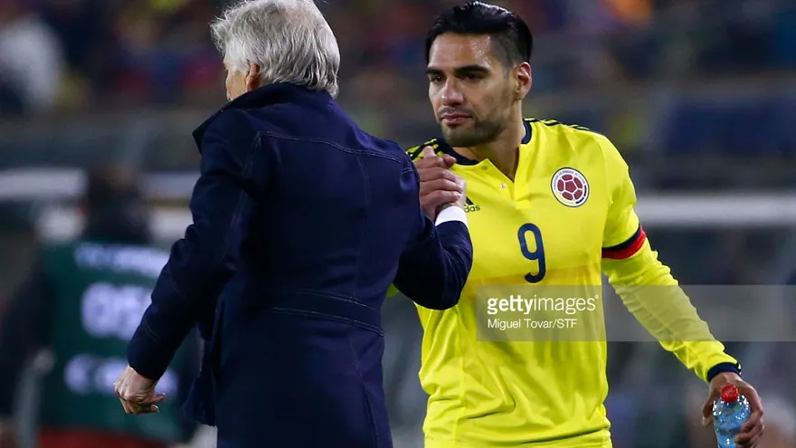 El técnico argentino Pekerman (i) junto al delantero Falcao.
