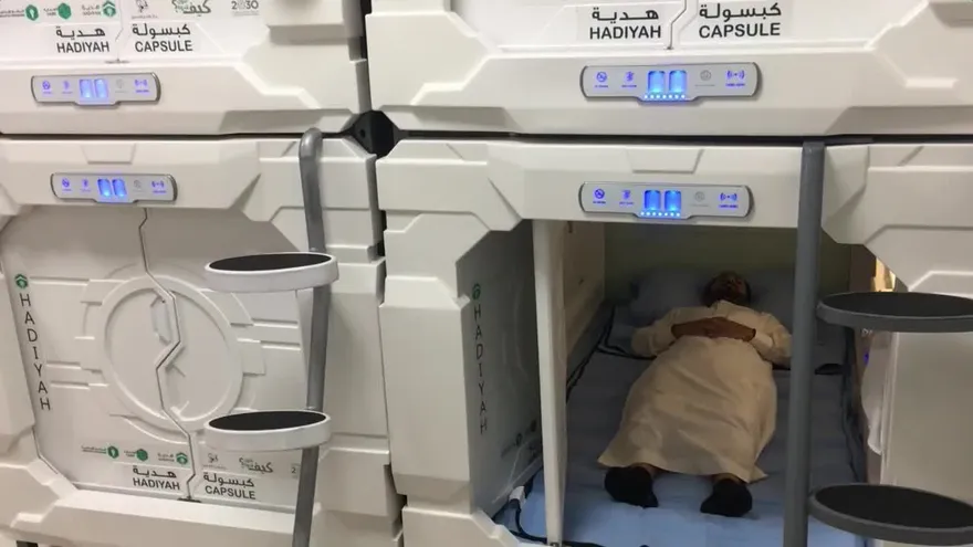 Un hotel cápsula futurista aloja a los peregrinos a La Meca