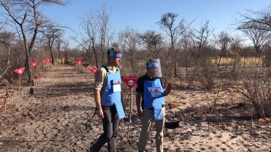 El príncipe Enrique "emocionado" al seguir los pasos de su madre para denunciar las minas