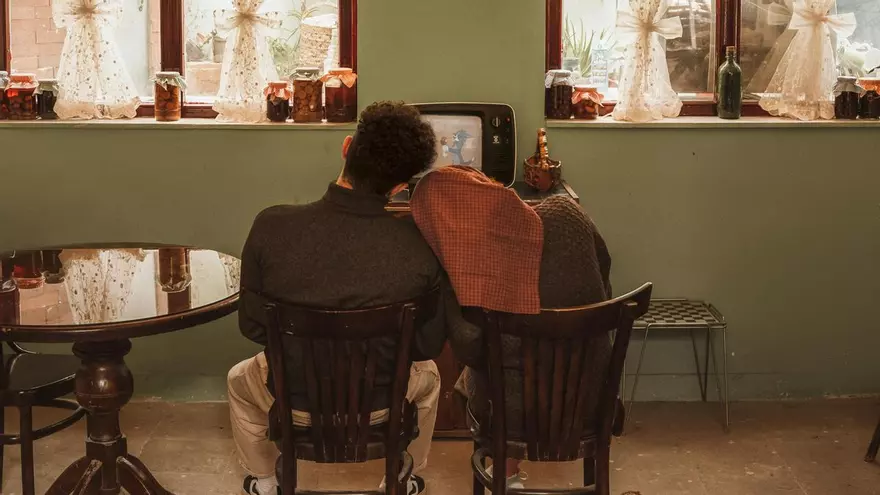 Una pareja disfruta de una serie de televisión