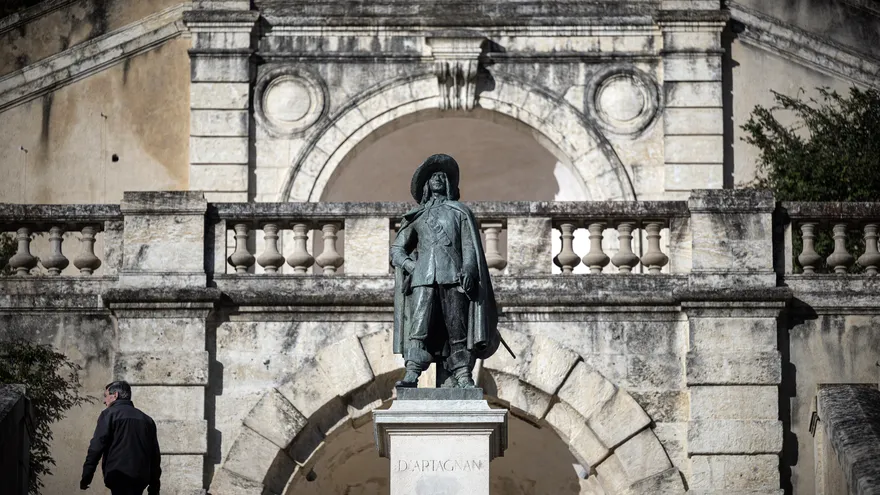 Esta fotografía, tomada el 7 de noviembre de 2023, muestra la estatua del Mosquetero d’Artagnan, creada por Firmin Michelet en 1931, en Auch, en el suroeste de Francia. Charles de Batz de Castelmore, conocido como d’Artagnan, nació entre 1611 y 1615 en el Castillo de Castelmore, cerca de Lupiac, a unos 40 km de Auch.231107  342G4QJ  v1  HighRes  FranceHeritage