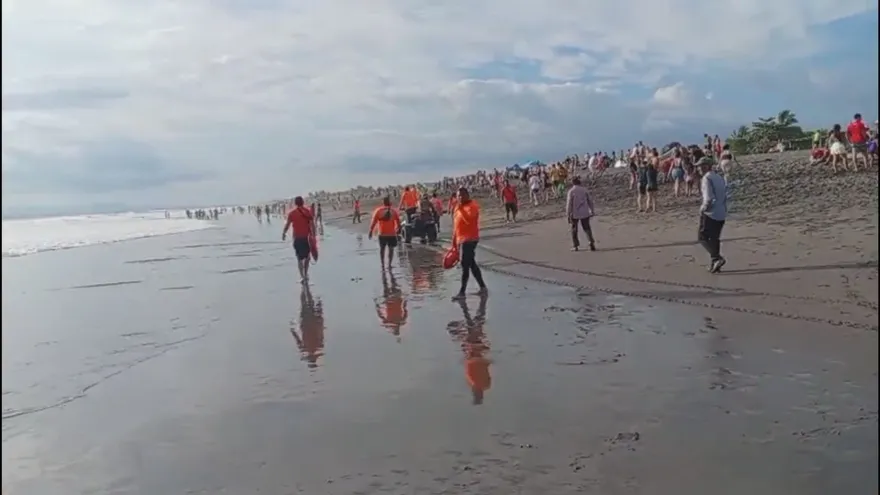 Personal del Sinaproc en una playa en Chiriquí